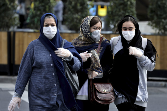 „Scanpix“/AP nuotr./Moterys su kaukėmis Teherano gatvėse.