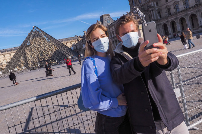 „Scanpix“/„SIPA“ nuotr./Turistai Paryžiuje koronaviruso pandemijos metu