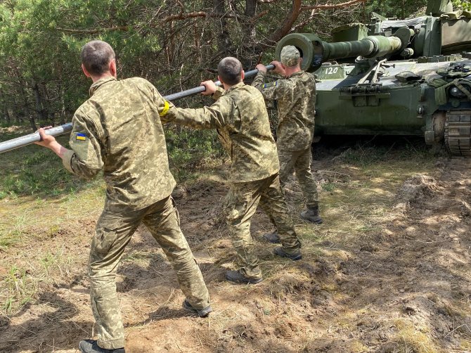 Ukrainos kariuomenės nuotr./Ukrainai Norvegijos perduotos haubicos