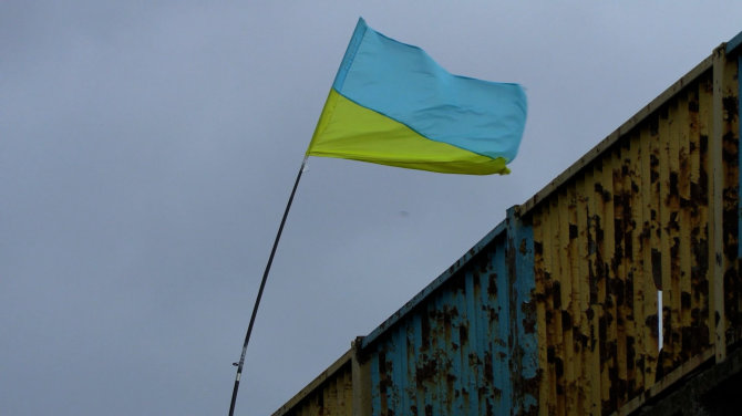 Serhijaus Kazaniuko nuotr./Virš sugriauto tilto plevėsuoja Ukrainos vėliava