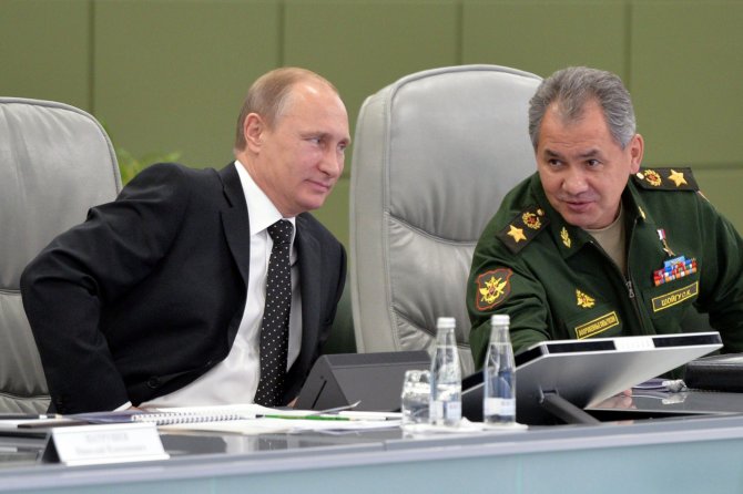 AFP/„Scanpix“ nuotr./Vladimiras Putinas ir Rusijos gynybos ministras Sergejus Šoigu.