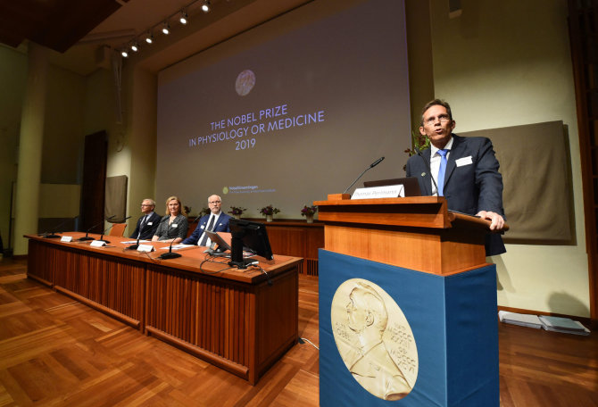 AFP/„Scanpix“ nuotr./Nobelio komiteto sekretorius Thomas Perlemannas skelbia laureatų pavardes
