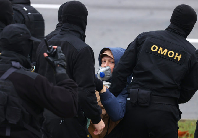 „Scanpix“ nuotr./Minske sulaikomi protestuotojai