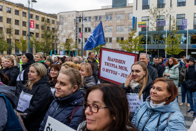 Skirmanto Lisausko /BNS nuotr./Žygiuojantys mokytojai