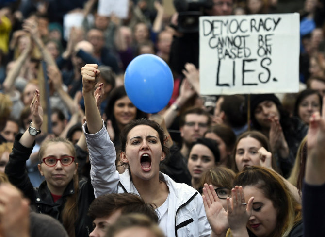 „Reuters“/„Scanpix“ nuotr./Protestas Londone