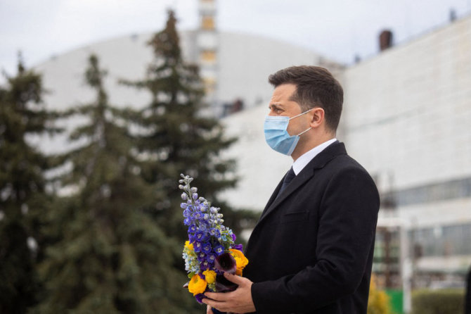 AFP/„Scanpix“ nuotr./Volodymyras Zelenskis Černobylio atskirties zonoje