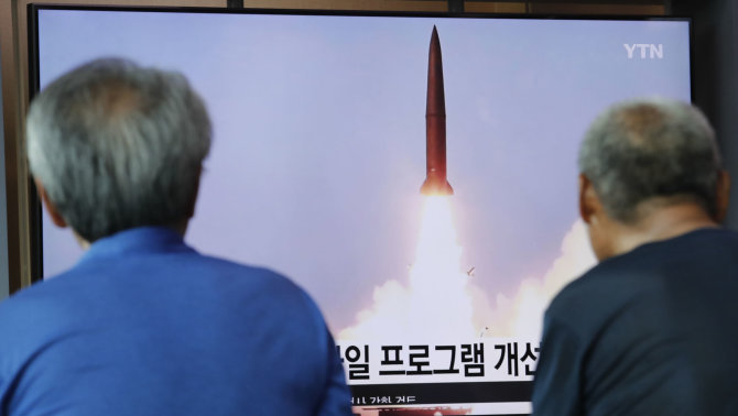 „Scanpix“/AP nuotr./Šiaurės Korėja gąsdina naujomis raketų salvėmis