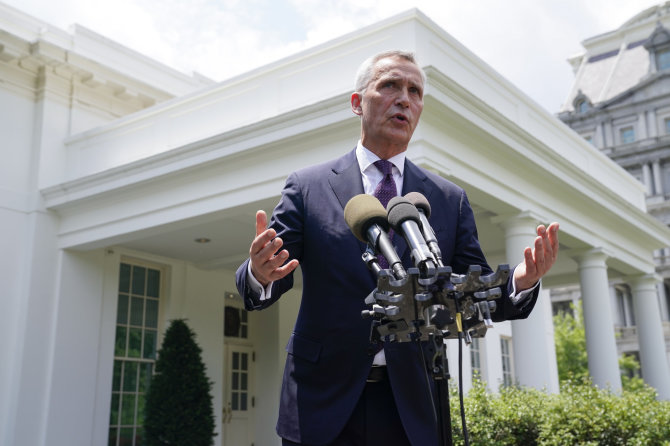 „Scanpix“/AP nuotr./Jensas Stoltenbergas prie Baltųjų rūmų po susitikimo su Joe Bidenu