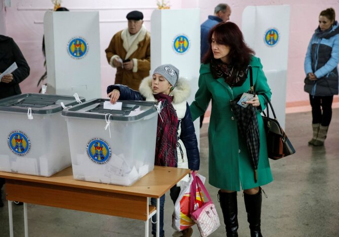 „Reuters“/„Scanpix“ nuotr./Moldovoje vyksta antrasis prezidento rinkimų ratas.