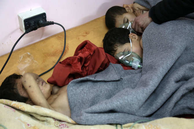 AFP/„Scanpix“ nuotr./Po reidų Sirijos Rytų Gutoje dešimtims žmonių prireikė pagalbos dėl kvėpavimo sutrikimų