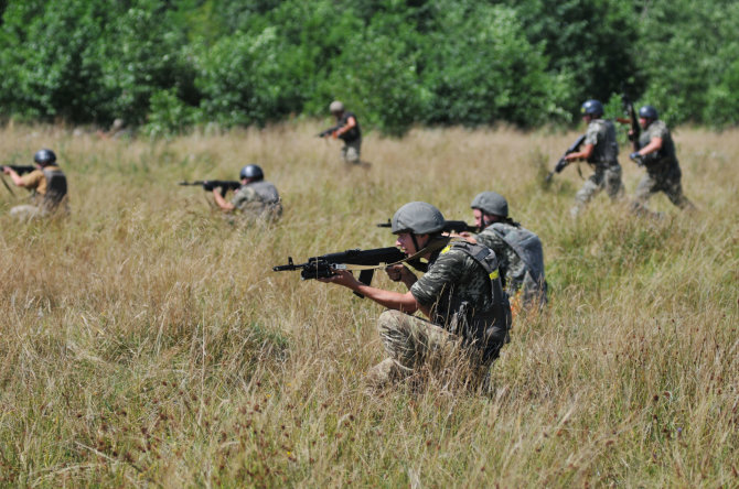 „Scanpix“/Sputnik nuotr./Ukrainos kariai mokymų poligone Lvove