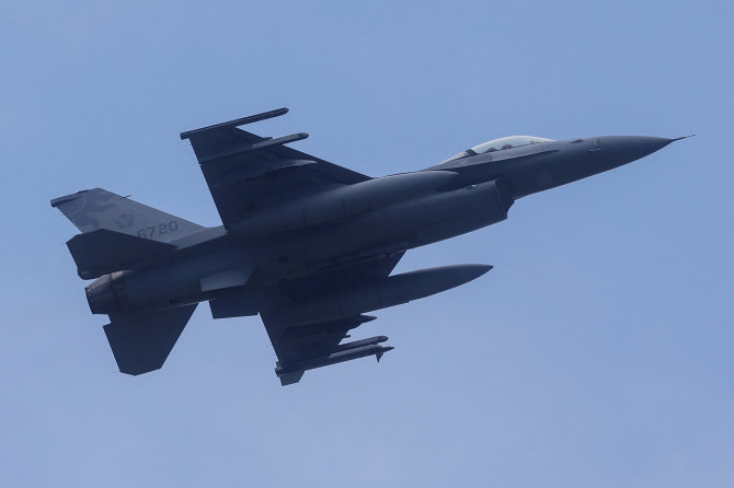 „Reuters“/„Scanpix“ nuotr./F-16 naikintuvas