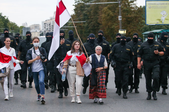 „Scanpix“/ITAR-TASS nuotr./Nina Bahinskaja (dešinėje) per moterų maršą Minske