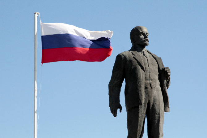 „Reuters“/„Scanpix“ nuotr./Rusijos vėliava šalia monumento Leninui