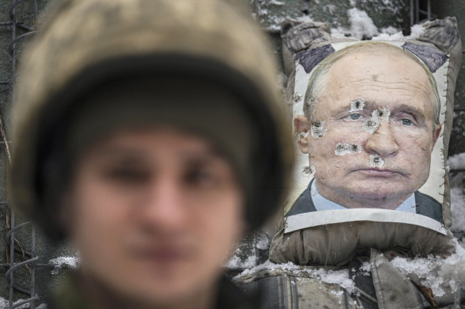 „Scanpix“/AP nuotr./Vladimirą Putiną vaizduojantis plakatas