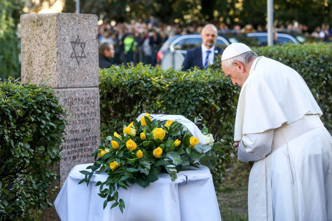 Vidmanto Balkūno / 15min nuotr./Popiežius meldžiasi buvusio Vilniaus geto vietoje