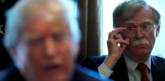 „Reuters“/„Scanpix“ nuotr./Donaldas Trumpas ir Johnas Boltonas