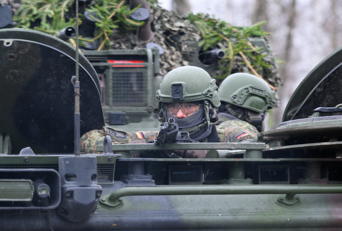 „DPA“/„Picture-Alliance“/„Scanpix“/Šarvuotas pėstininkas žvelgia iš pėstininkų kovos mašinos „Marder