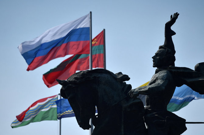 AFP/„Scanpix“ nuotr./Rusijos ir Padniestrės Moldovos Respublikos vėliavos Tiraspolyje šalia Rusijos XVIII amžiaus karvedžio Aleksandro Suvorovo statulos