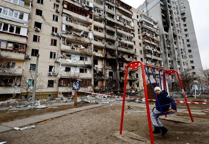 „Reuters“/„Scanpix“ nuotr./Per bombardavimą apgriautas namas Kijeve
