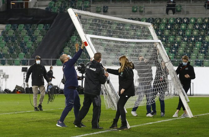 „Reuters“/„Scanpix“ nuotr./Sankt Galeno stadione keičiami vartai