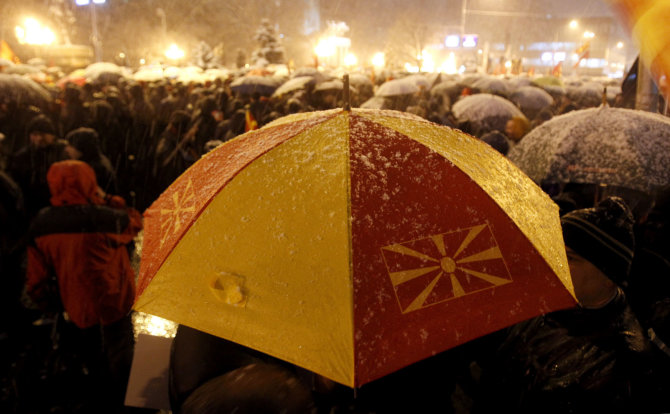„Scanpix“ nuotr./Makedonijos sostinėje tūkstančiai žmonių protestavo prieš planus keisti šalies pavadinimą