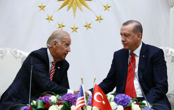 „Reuters“/„Scanpix“ nuotr./Joe Bidenas ir Recepas Tayyipas Erdoganas