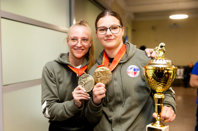Gretos Skaraitienės/BNS nuotr./A.Starovoitova ir G.Stonkutė su Europos čempionato medaliais 2022 m.