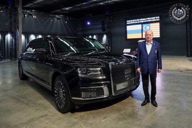 Malaizijos karaliaus „Facebook“ paskyros nuotr./Malaizijos karalius Sultonas Ibrahimas ir automobilis „Aurus Senat“