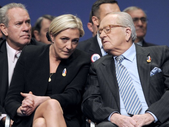 AFP/„Scanpix“ nuotr./Marine Le Pen su tėvu Jean-Marie Le Penu.