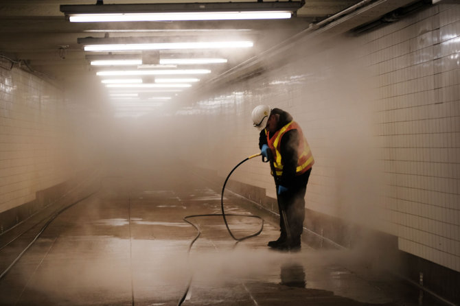 AFP/„Scanpix“ nuotr./Apsauga nuo koronaviruso metro Niujorke, Brukline kovo 11, 2020 metais