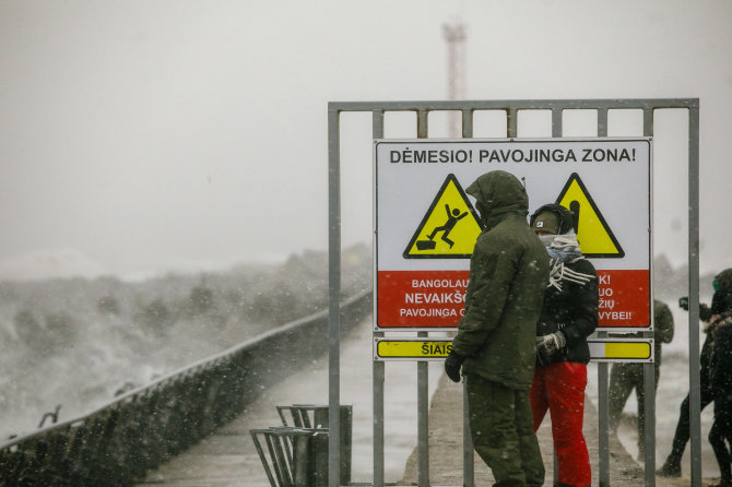 Erikas Ovčarenko/BNS/Klaipėdiečiai plūstelėjo prie jūros stebėti audros