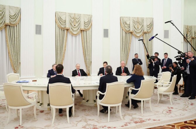 AFP/Scanpix/Vladimiras Putinas ir JAV derybininkai