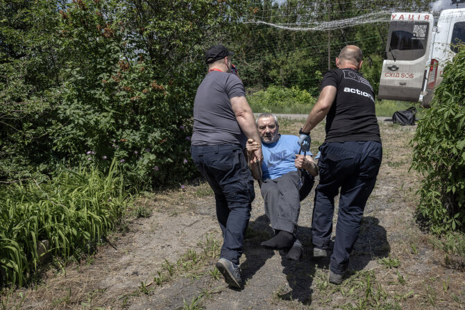 Finbarr O'Reilly/ „The New York Times“/Iš kaimo Donecko srityje evakuojamas vyras