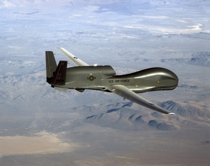 AFP/„Scanpix“ nuotr./JAV oro pajėgų žvalgybinis dronas „Global Hawk“ 