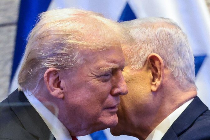 Benjaminas Netanyahu kažką sako Donaldui Trumpui / EVELYN HOCKSTEIN / AFP