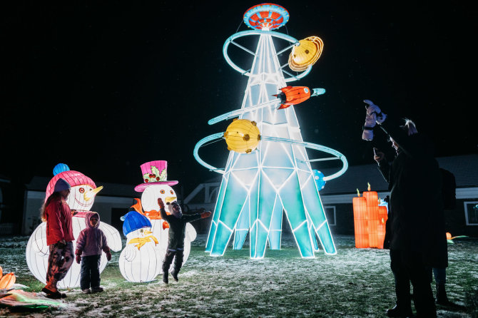 Manto Repečkos nuotr./Pakruojo dvare atidarytas didžiausias kosminis žiemos festivalis Baltijos šalyse „Kalėdų kosminė stotis“