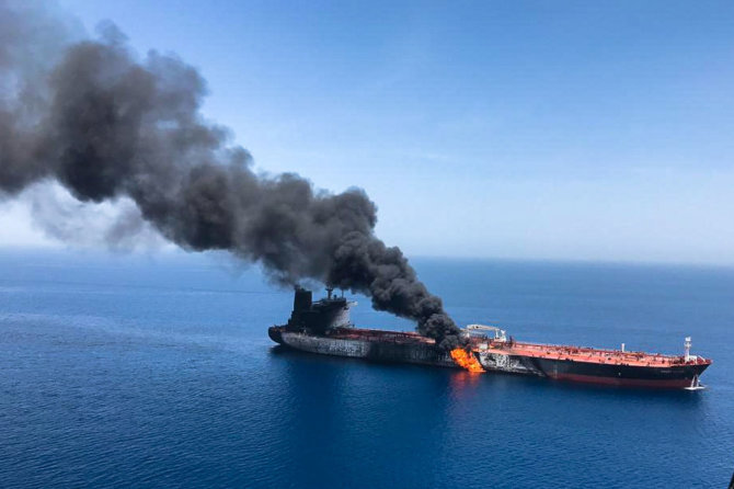 „Reuters“/„Scanpix“ nuotr./Omano įlankoje užpultas tanklaivis