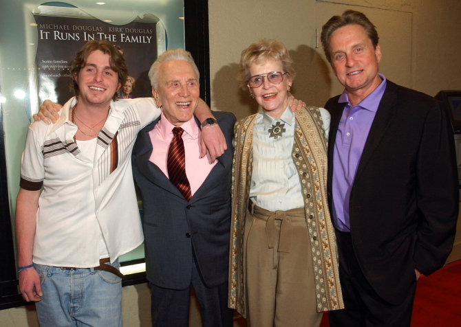 „Scanpix“/AP nuotr./Kirkas Douglasas, Diana Douglas, Michaelas Douglas, Cameronas Douglas