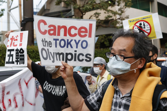 „Scanpix“ nuotr./Japonai protestuoja prieš Tokijo olimpinių žaidynių organizavimą