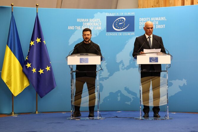 Volodymyras Zelenskis su Europos Tarybos generaliniu sekretoriumi Alainu Bersetu / FREDERICK FLORIN / AFP