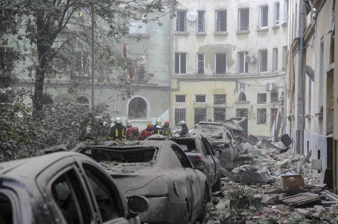 „Reuters“/„Scanpix“ nuotr./Rusijos raketų atakos padariniai Lvive