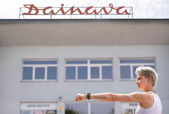 Pranešimo aut. nuotr./Alytiškė, ant rankos išsitatuiravusi kino teatro „Dainava“ simbolį