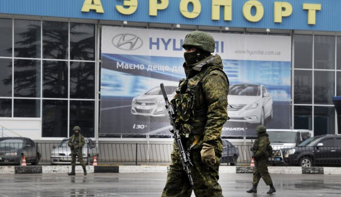AFP/„Scanpix“ nuotr./Karai prie Simferopolio oro uosto