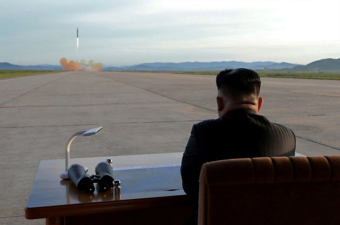 „Reuters“/„Scanpix“ nuotr./Šiaurės Korėjos lyderis Kim Jong Unas stebi raketos paleidimą