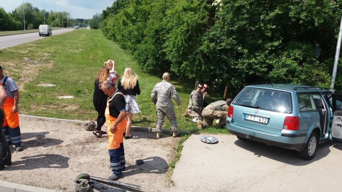 Arūno Bacevičiaus nuotr./NATO karių visureigis rėžėsi į lengvąjį „VW Passat“ automobilį Marijampolėje