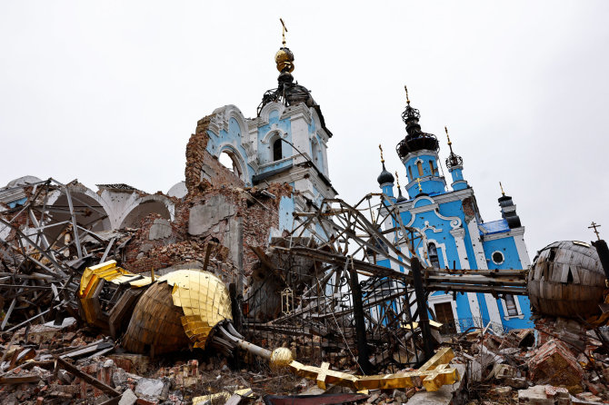 „Reuters“/„Scanpix“ nuotr./Stačiatikių cerkvė Bohorodyčnės kaime virto griuvėsiais dėl apšaudymo Rusijai puolant Ukrainą