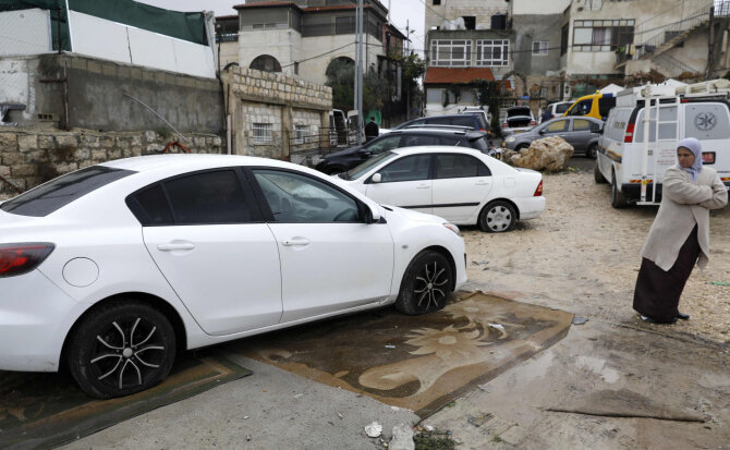 AFP/„Scanpix“ nuotr./Jeruzalės palestiniečių rajone nuniokota daugiau kaip 160 automobilių
