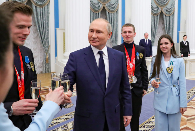 „Scanpix“/AP nuotr./Vladimiras Putinas ir Kamila Valijeva per olimpiečių pasveikinimą Kremliuje.