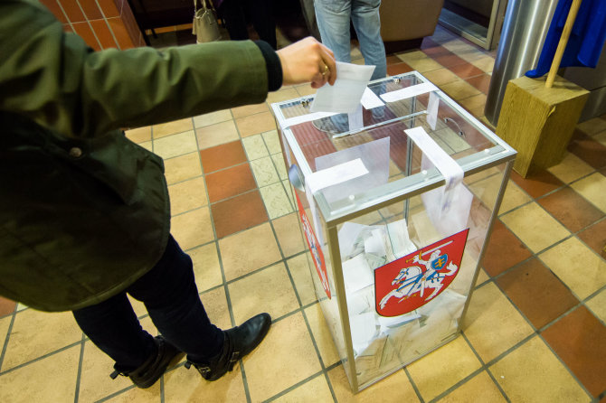 Luko Balandžio / 15min nuotr./Piliečiai balsuoja antrajame Seimo rinkimų ture